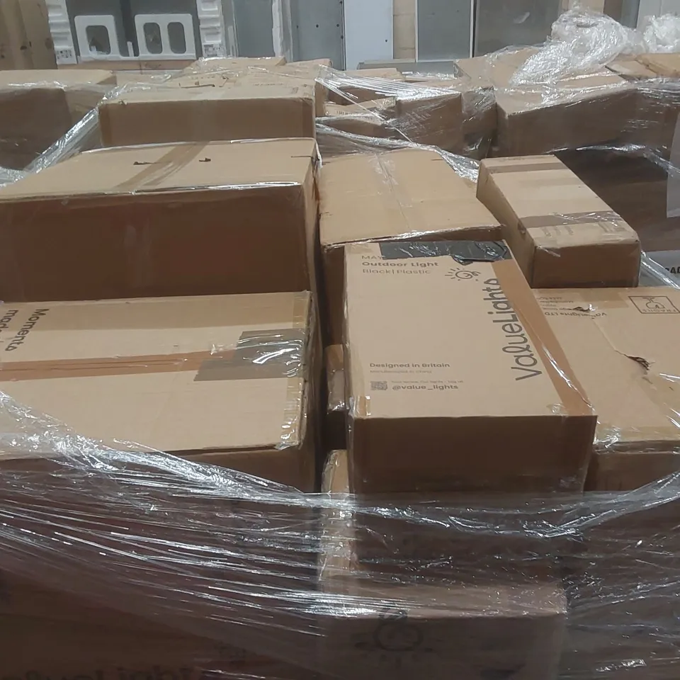 PALLET CONTAINING A VERY LARGE QUANTITY OF ASSORTED DESIGNER LIGHTING PRODUCTS