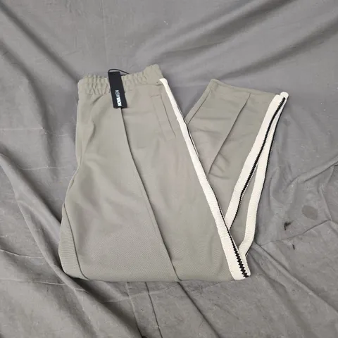 FASHIONNOVA MEN DENNIS CLASSIC KNIT TRACK PANTS IN OLIVE SIZE L