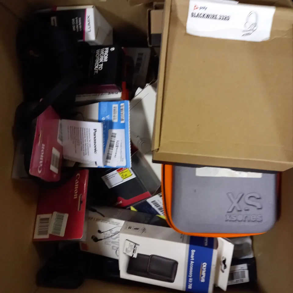 APPROXIMATELY 30 ASSORTED HOUSEHOLD & ELECTRICAL PRODUCTS TO INCLUDE WIRELESS EARPHONES, CHARGERS, TRAVEL POUCH ETC 