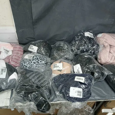 BOX OF APPROXIMATELY 15 ASSORTED CLOTHING ITEMS IN VARIOUS STYLES, COLOURS AND SIZES 