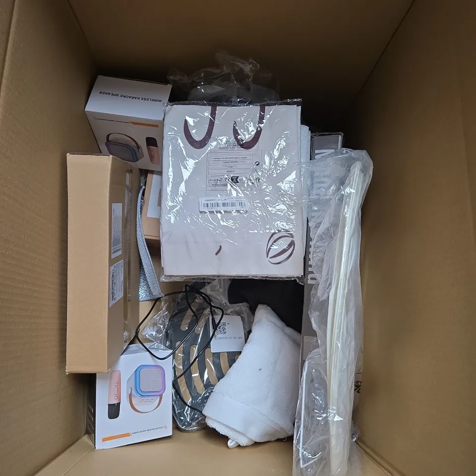 LARGE BOX OF APPROXIMATELY 12 ASSORTED HOUSEHOLD ITEMS TO INCLUDE - NEON LIGHT - TABLE LAMP - KARAOKE SPEAKER - ETC