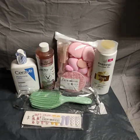 APPROXIMATEY 20 ASSORTED HEALTH AND BEAUTY PRODUCTS TO INCLUDE - CERAVE MOISTURISING LOTION - SHAMPOODLE DOG SHAMPOO AND BEAUTY BLENDERS AND BRUSHES