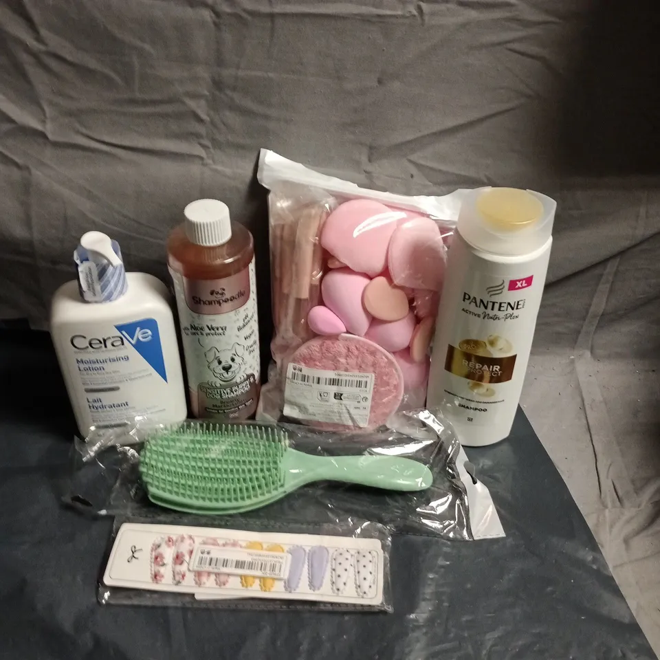 APPROXIMATEY 20 ASSORTED HEALTH AND BEAUTY PRODUCTS TO INCLUDE - CERAVE MOISTURISING LOTION - SHAMPOODLE DOG SHAMPOO AND BEAUTY BLENDERS AND BRUSHES