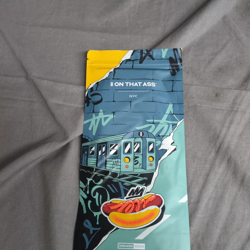 ON THAT ASS NYC SNEAKERS SOCKS – EU 39-42 (UK 6-8) – 73% COTTON, 25% POLYESTER, 2% ELASTANE