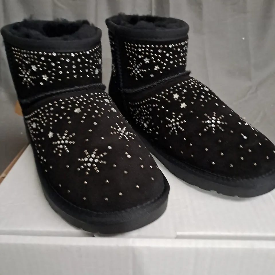 BOXED PAIR OF BONOVA SPARKLE SHEEPSKIN BOOTS BLACK SIZE 5