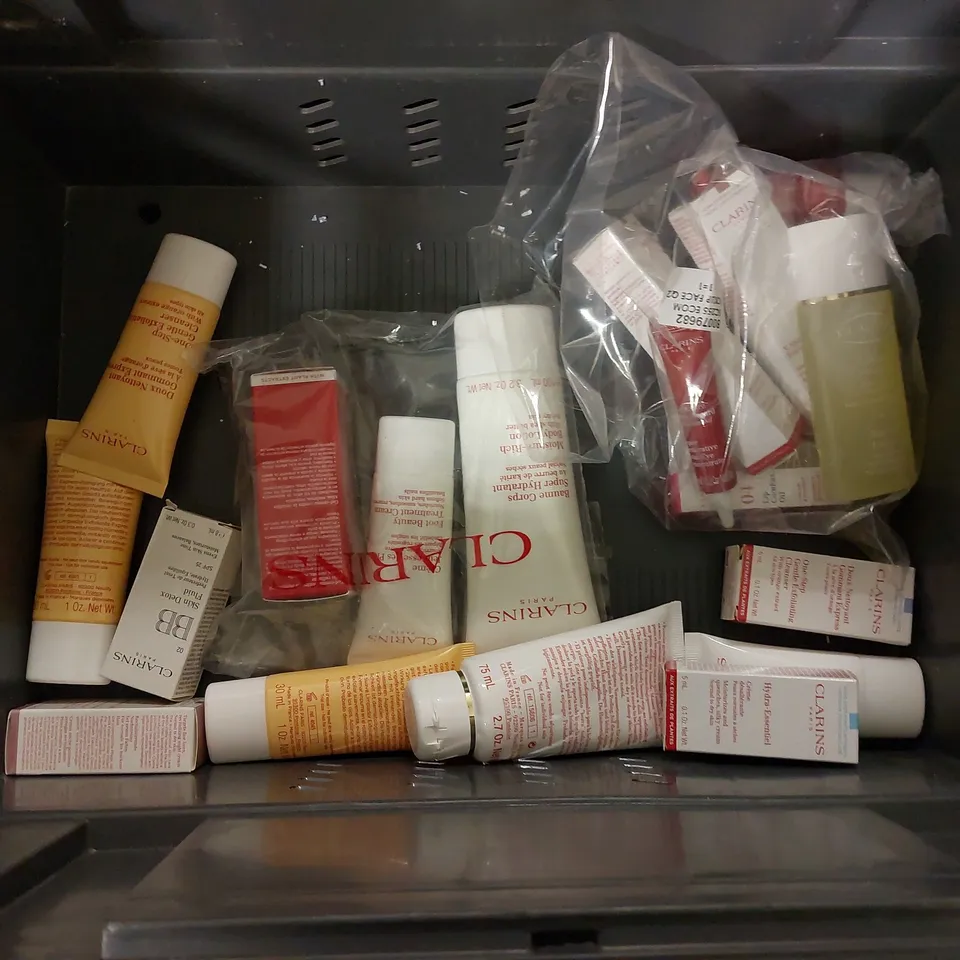 BOX OF APPROX 10 CLARINS ITEMS TO INCLUDE BATH AND SHOWER, GENTLE EXFOLIATOR AND EXTRA FIRMING PHYTO SERUM