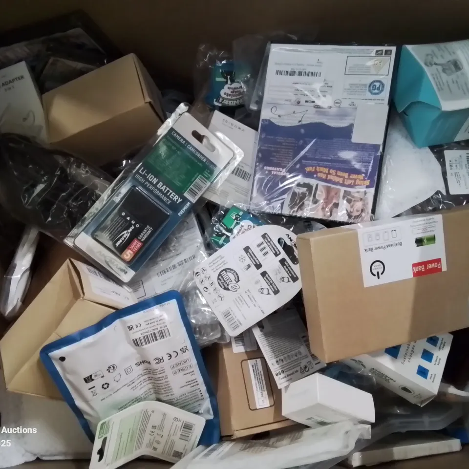 BOX CONTAINING LARGE AMOUNT OF BOXED ELECTRICAL ITEMS TO INCLUDE: PHONE CHARGING CABLES, POWER BANKS, EARPHONES, SCREEN PROTECTION COVERS AND LOTS MORE.