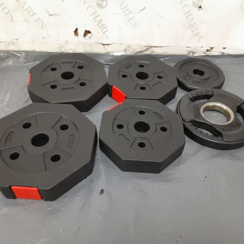 LOT OF ASSORTED WEIGHT PLATES IN VARIOUS SIZES