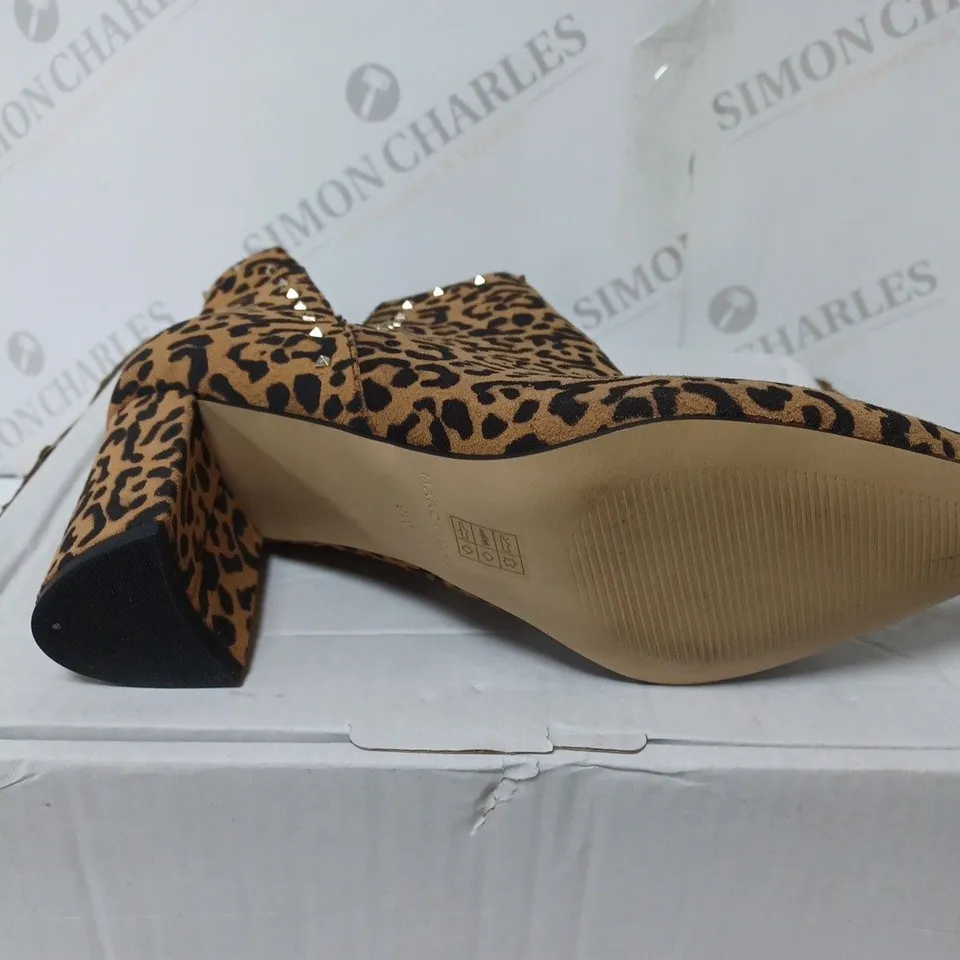 PAIR OF MARC FISHER CLIENT ANKLE BOOTS IN JAGUAR SIZE 7