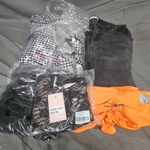 APPROXIMATELY 30 ASSORTED CLOTHING ITEMS IN VARIOUS SIZES, STYLES & COLOURS TO INCLUDE BRANDS SUCH AS CALLAWAY, H&M, M&S, ETC - COLLECTION ONLY