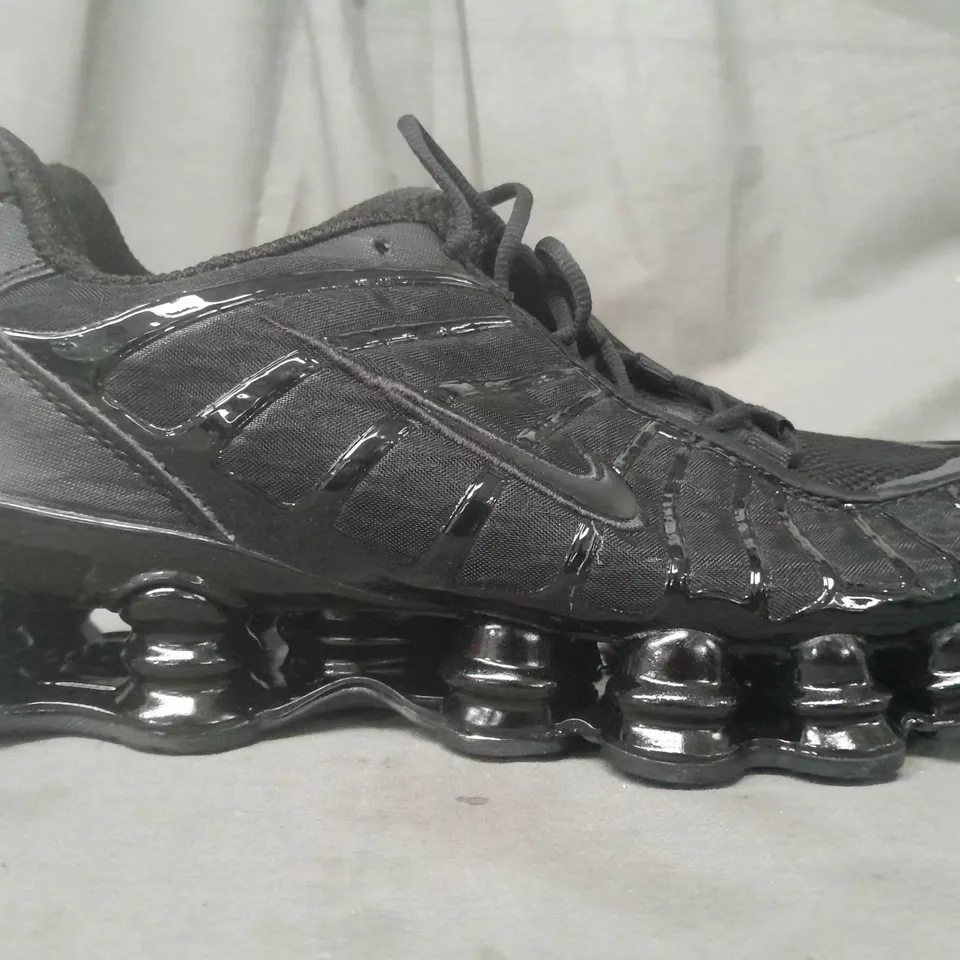 BOXED PAIR OF NIKE SHOX TL SHOES IN BLACK UK SIZE 8.5