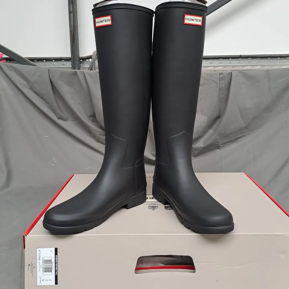 BOXED PAIR OF HUNTER WOMENS REFINED TALL WATERPROOF BOOTS IN BLACK SIZE 6 