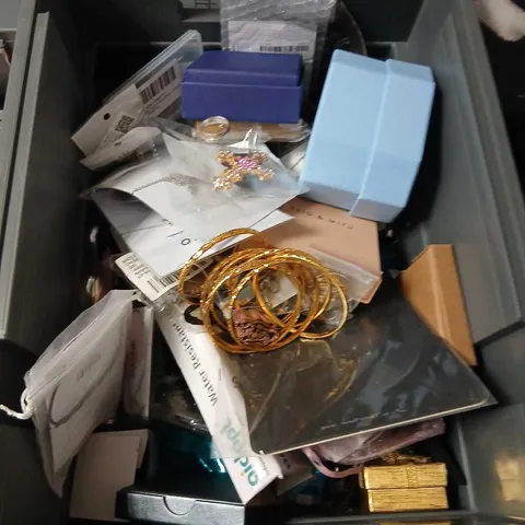 LARGE QUANTITY OF ASSORTED JEWELERY AND ACCESSORIES