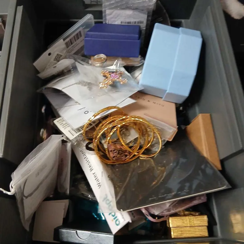 LARGE QUANTITY OF ASSORTED JEWELERY AND ACCESSORIES