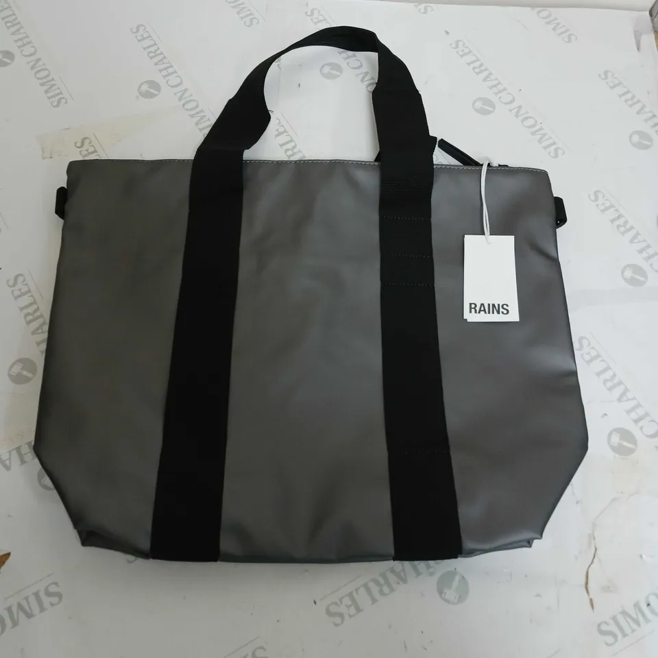 RAINS LARGE DUFFLE BAG IN GREY
