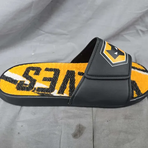 UNBOXED PAIR OF WOLVES FC MENS GEL SLIDES - LARGE