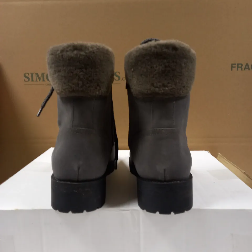 VIONIC ZOE HIKERV ANKLE BOOT - CHARCOAL SUEDE - SIZE 5