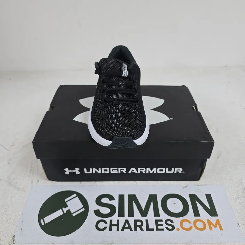 BOXED PAIR OF UNDER ARMOUR WOMENS CHARGE SURGE 4 TRAINERS IN BLACK - UK 7