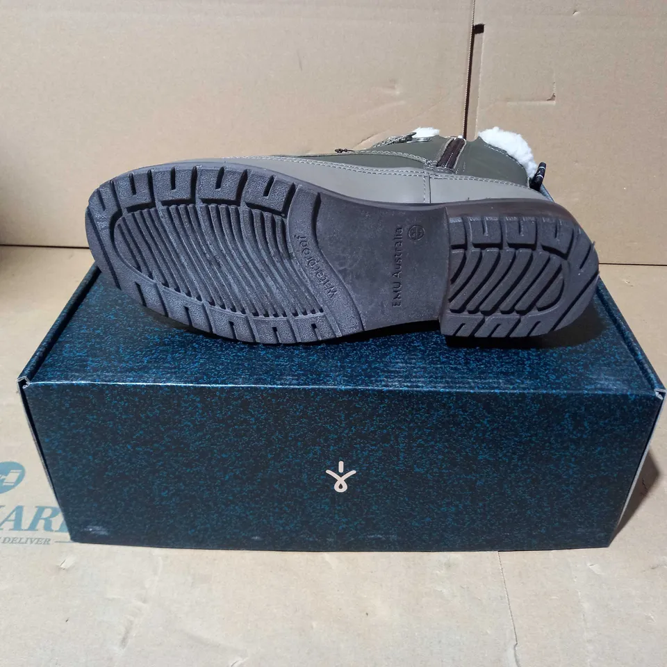 BOXED PAUR OF EMU OKAB FAUX LEATHER BOOTS IN DARK OLIVE UK SIZE 5