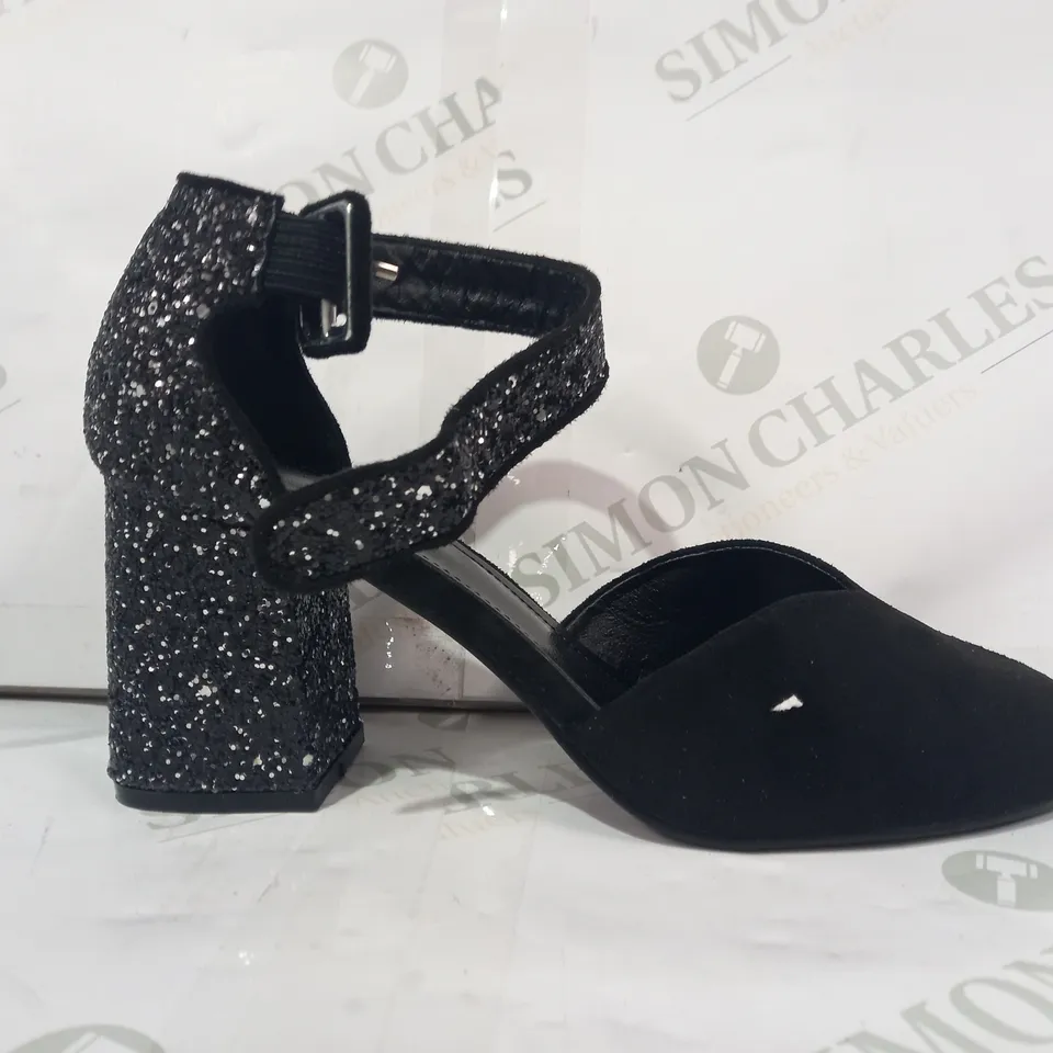 PAIR OF DESIGNER CLOSED TOE BLOCK HEELS IN BLACK W. COARSE GLITTER EFFECT EU SIZE 39