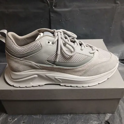 BOXED PAIR OF CLEENS MESH TRAINER SNEAKERS WITH SUEDE OVERLAYS - UK SIZE 10.5