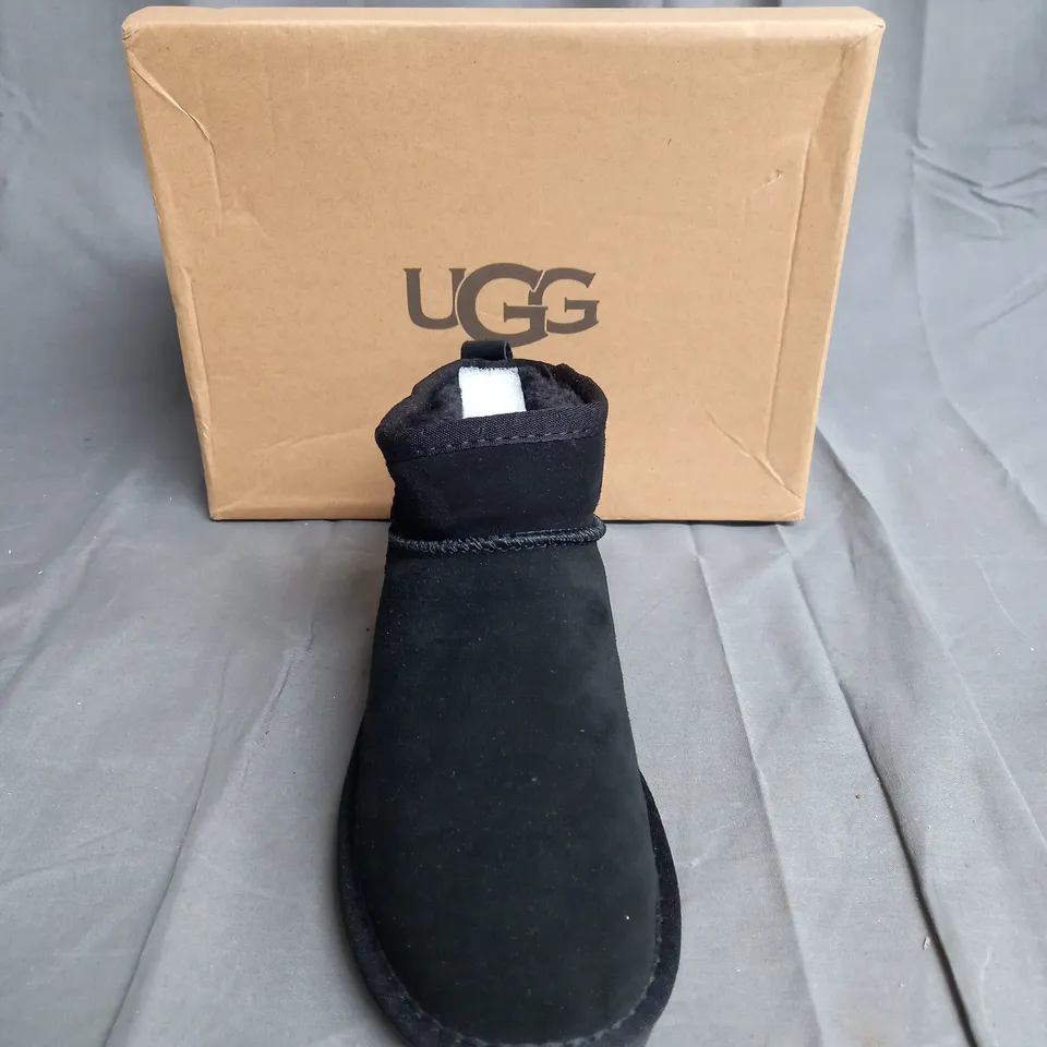 BOXED PAIR OF UGG DAKOTA BLACK UK 6