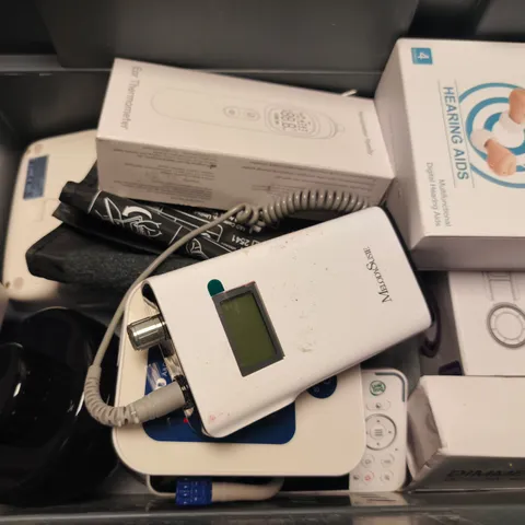 APPROXIMATELY 8 ASSORTED HOUSEHOLD ITEMS TO INCLUDE HEARING AIDS, A&D MEDICAL MONITOR, EAR THERMOMETER, ETC