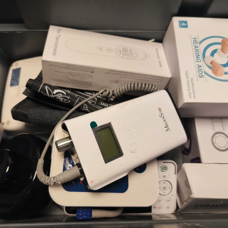 APPROXIMATELY 8 ASSORTED HOUSEHOLD ITEMS TO INCLUDE HEARING AIDS, A&D MEDICAL MONITOR, EAR THERMOMETER, ETC
