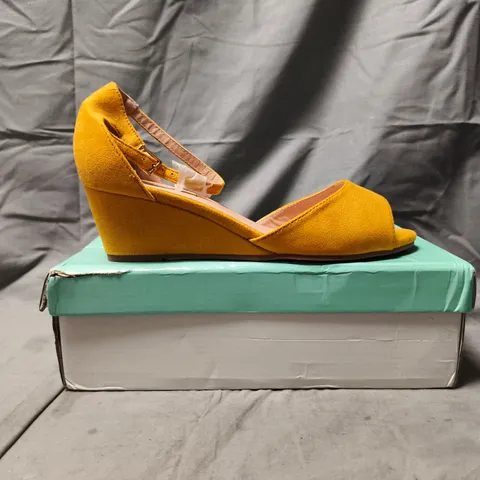 BOXED PAIR OF AJVANI OPEN TOE WEDGE SANDALS IN MUSTARD SIZE UK 8
