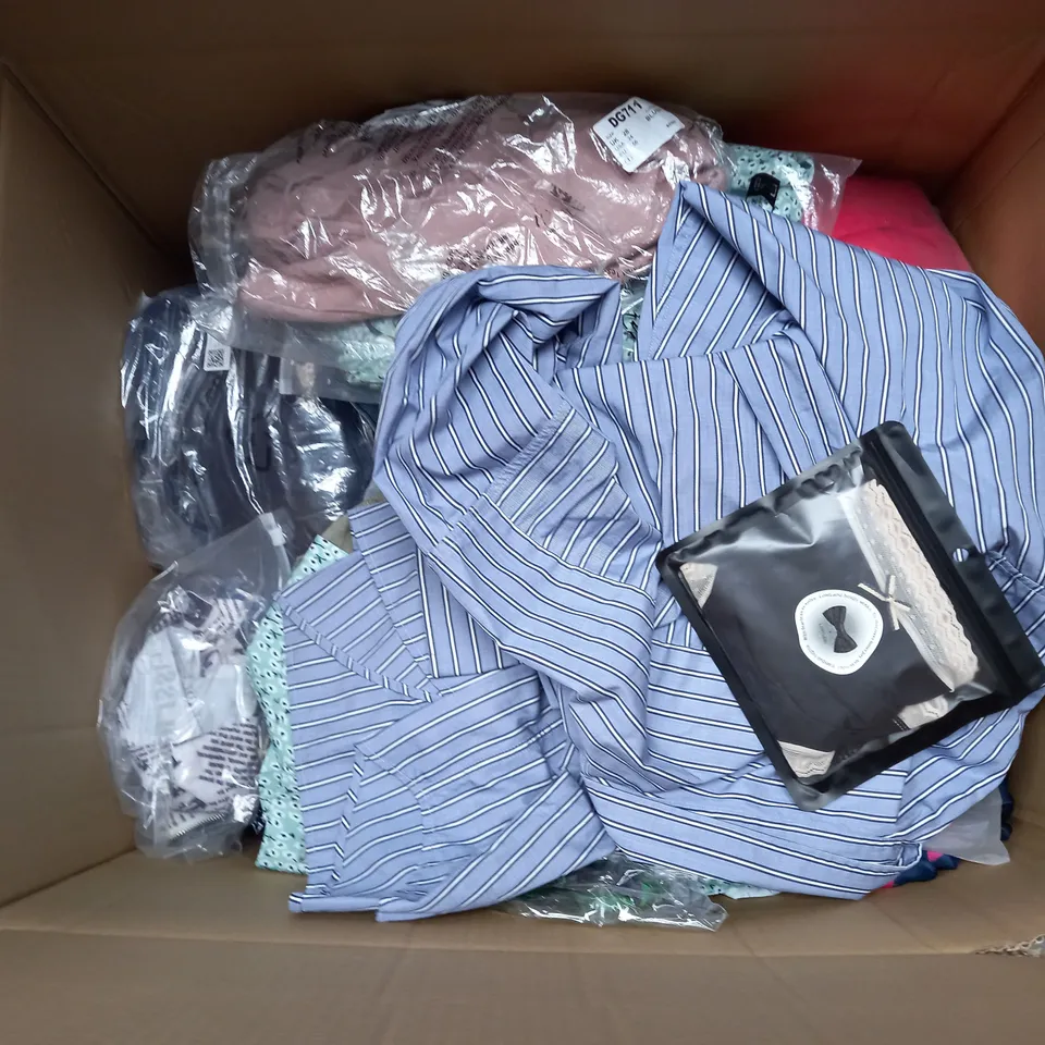 LARGE QAUNTIITY OF ASSORTED CLOTHING ITEMS TO INCLUDE SKIRTS, T-SHIRTS AND DRESSES