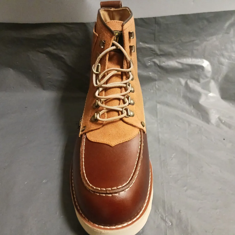 BOXED PAIR OF SONS TRADING VALLEY BOOTS IN TAN/CHESTNUT UK SIZE 10