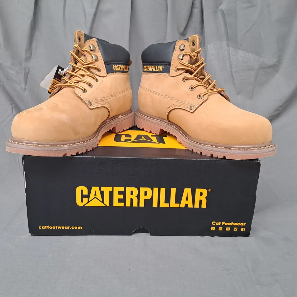 BOXED PAIR OF CATERPILLAR POWERPLANT S3 BOOTS IN HONEY UK SIZE 9