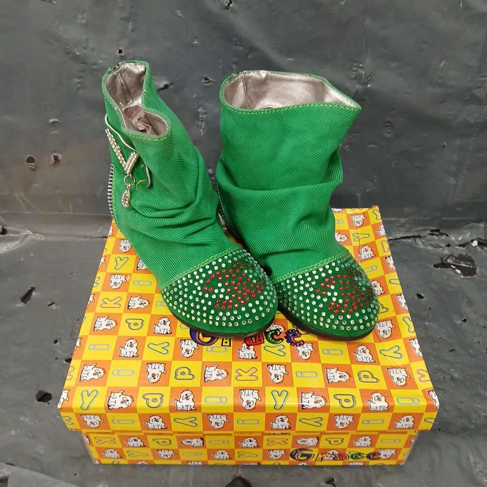 12 X BOXED VARIOUS SIZED GRACE CHILDRENS SEQUINED ANKLE BOOTS IN GREEN 