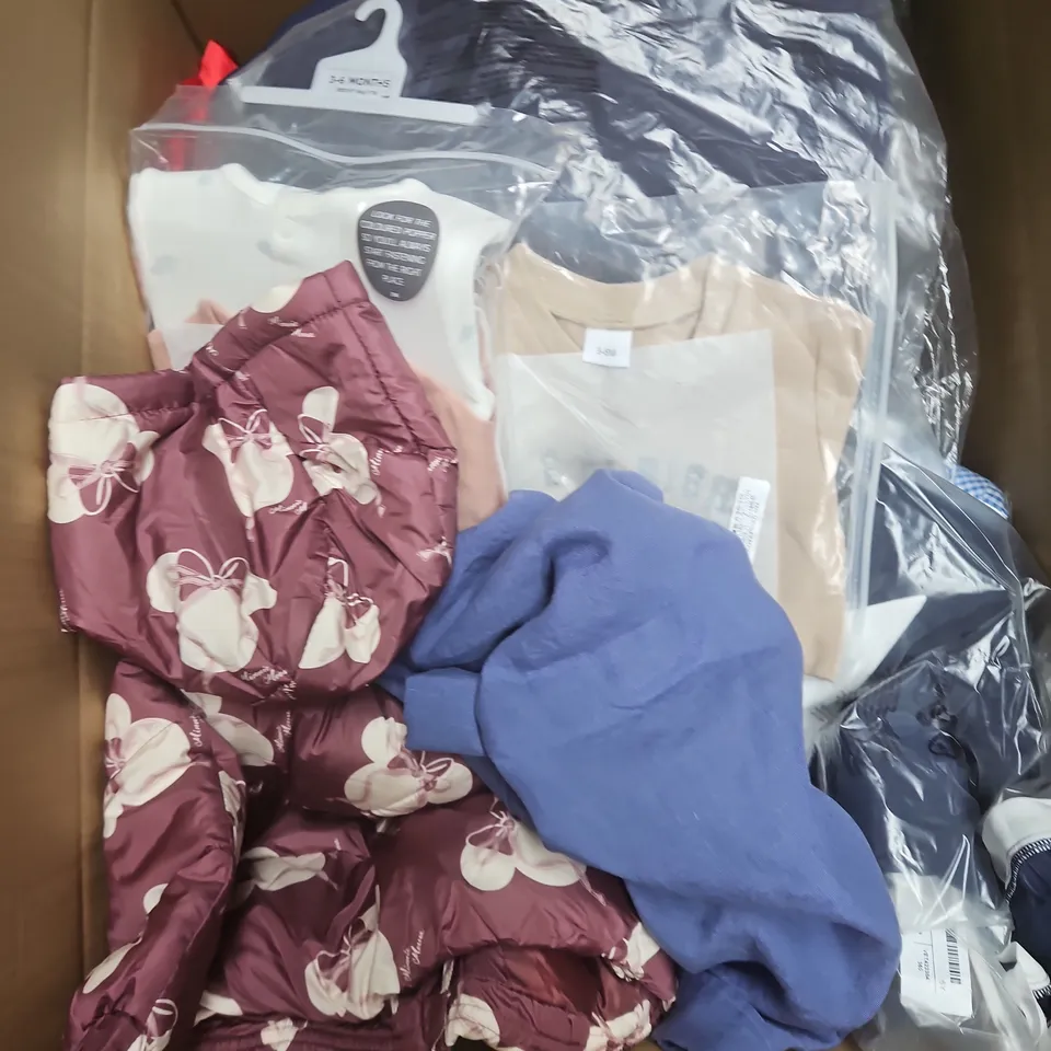 BOX OF APPROXIMATELY 25 ASSORTED KIDS CLOTHING ITEMS TO INCLUDE - TOP , SHORTS , T-SHIRT ETC