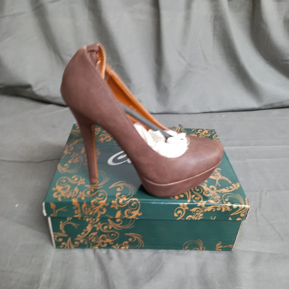 APPROXIMATELY 8 PAIRS OF WOMENS FAUX LEATHER HIGH HEEL SHOES IN VARIOUS SIZES