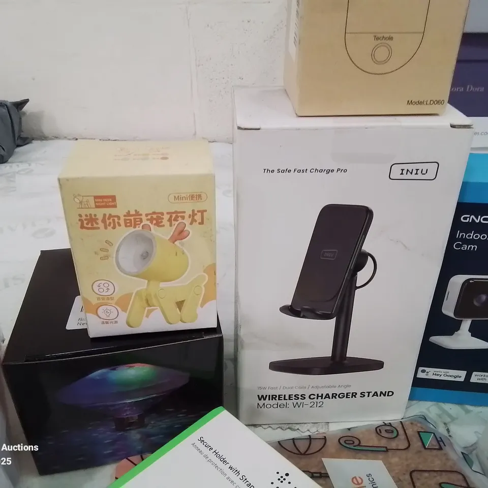 BOX CONTAINING LARGE NUMBER OF BOXED ELECTRONIC GOODS TO INCLUDE: PS5 GAME, INDOOR CAMERAS, TABLET CASES, PHONE CASES, BATTERIES, CHARGER STAND AND LOTS MORE 