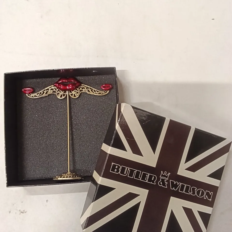 BUTLER & WILSON LIP MOTIF BROOCH – RED LIPS WITH ORNAMENTAL FILIGREE, BOXED