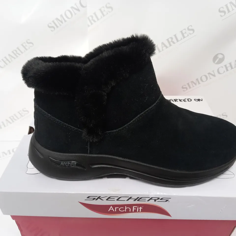 BOXED PAIR OF SKECHERS GO WALK ARCH FIT CHUGGA BOOTS BLACK, UK SIZE 7