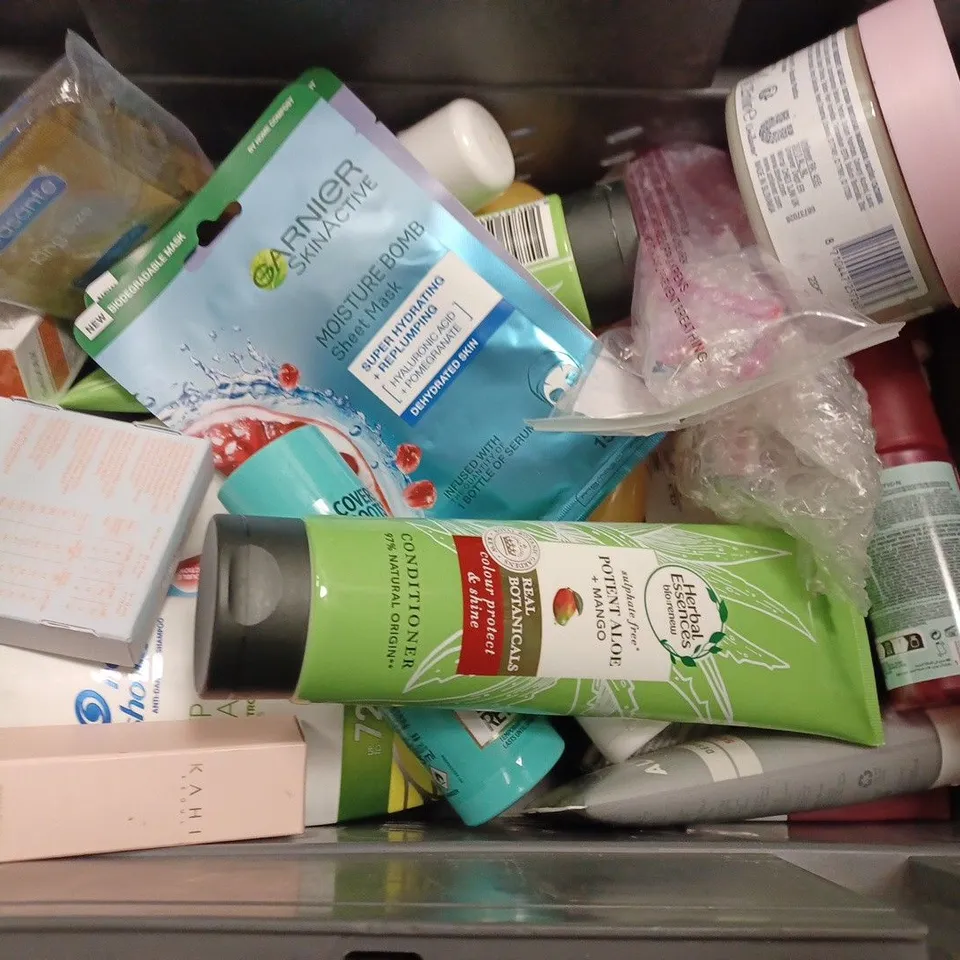 BOX OF APPROX 20 ASSORTED HEALTH AND BEAUTY ITEMS TO INCLUDE - FEMFRESH DAILY WASH - NIVEA COCONUT CARE SHOWER - DOVE EXFOLIATING BODY SCRUB ECT 