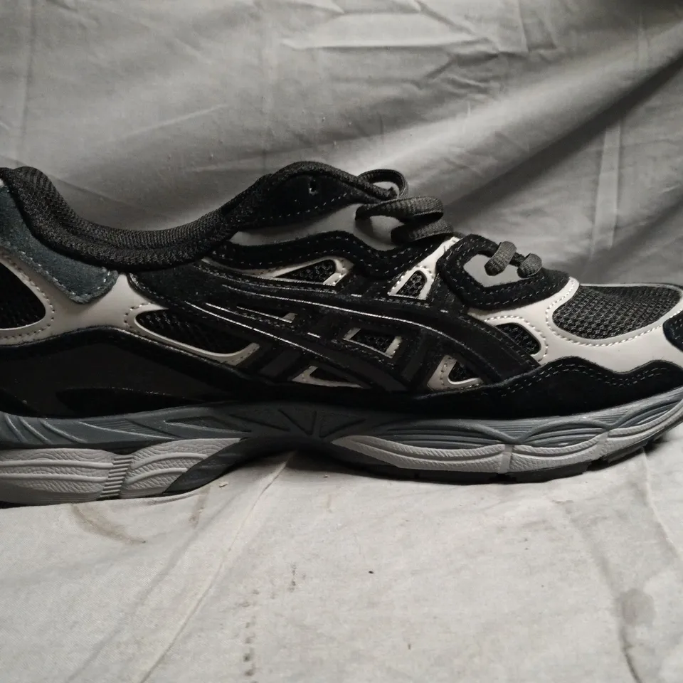 ASICS RUNNING SHOES IN BLACK/GREY - UK 10