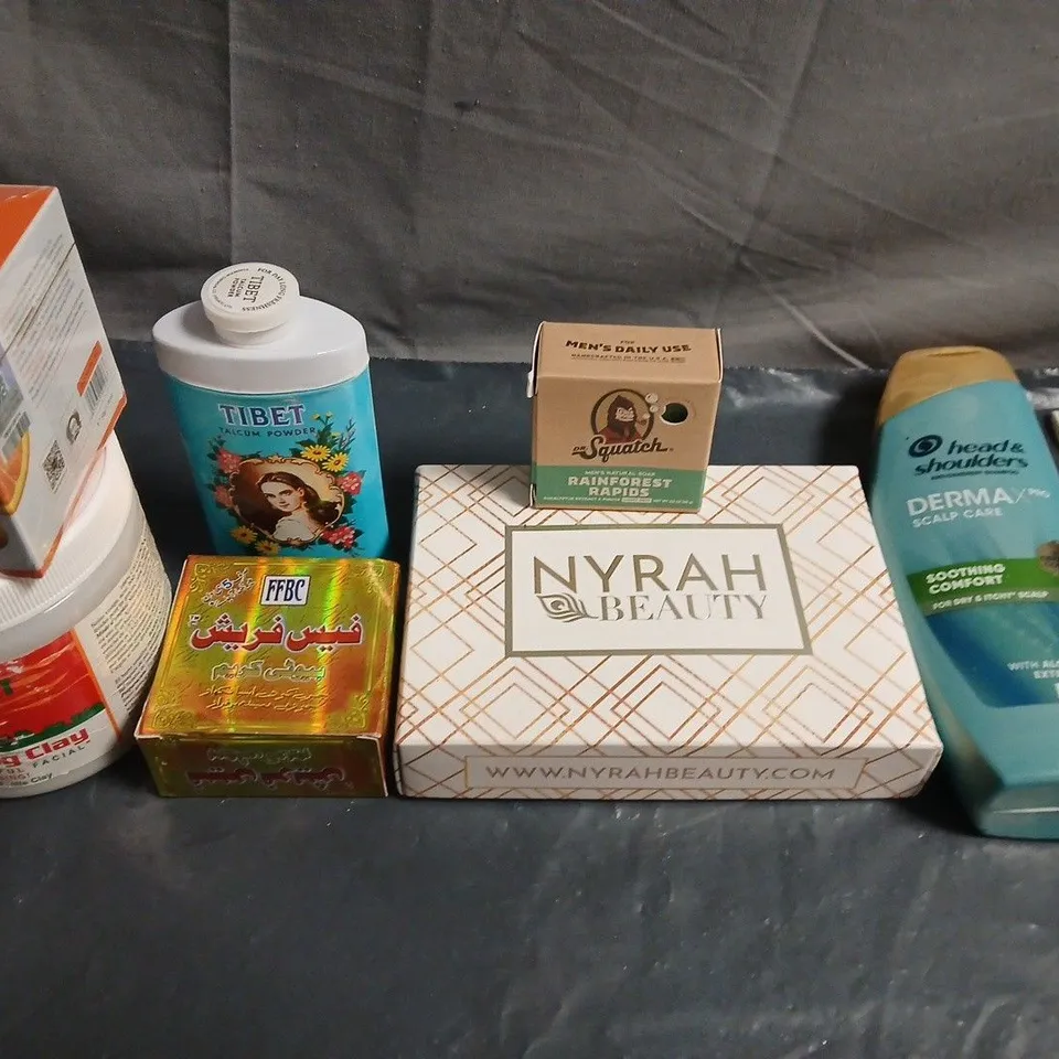 APPROXIMATELY 15 ASSORTED HEALTH & BEAUTY PRODUCTS TO INCLUDE SHAMPOOS, SOAPS AND CLAY