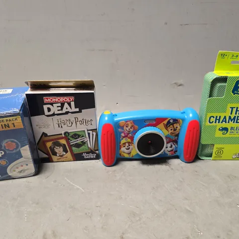 APPROXIMATELY 12 ASSORTED TOYS & GAMES TO INCLUDE - TRAVEL PACK THE CHAMELEON , TOILET GEL STRAMP ETC