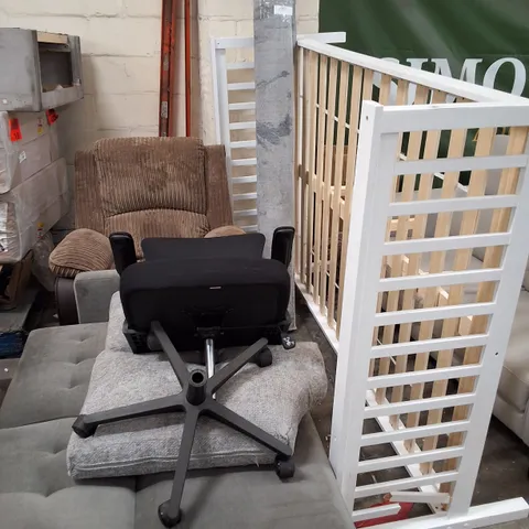 LOT OF 5 ASSORTED FURNITURE ITEMS TO INCLUDE WOODEN BEDFRAME, RECLINING SINGLE SEATER AND HOME LIVING FLOOR RUG