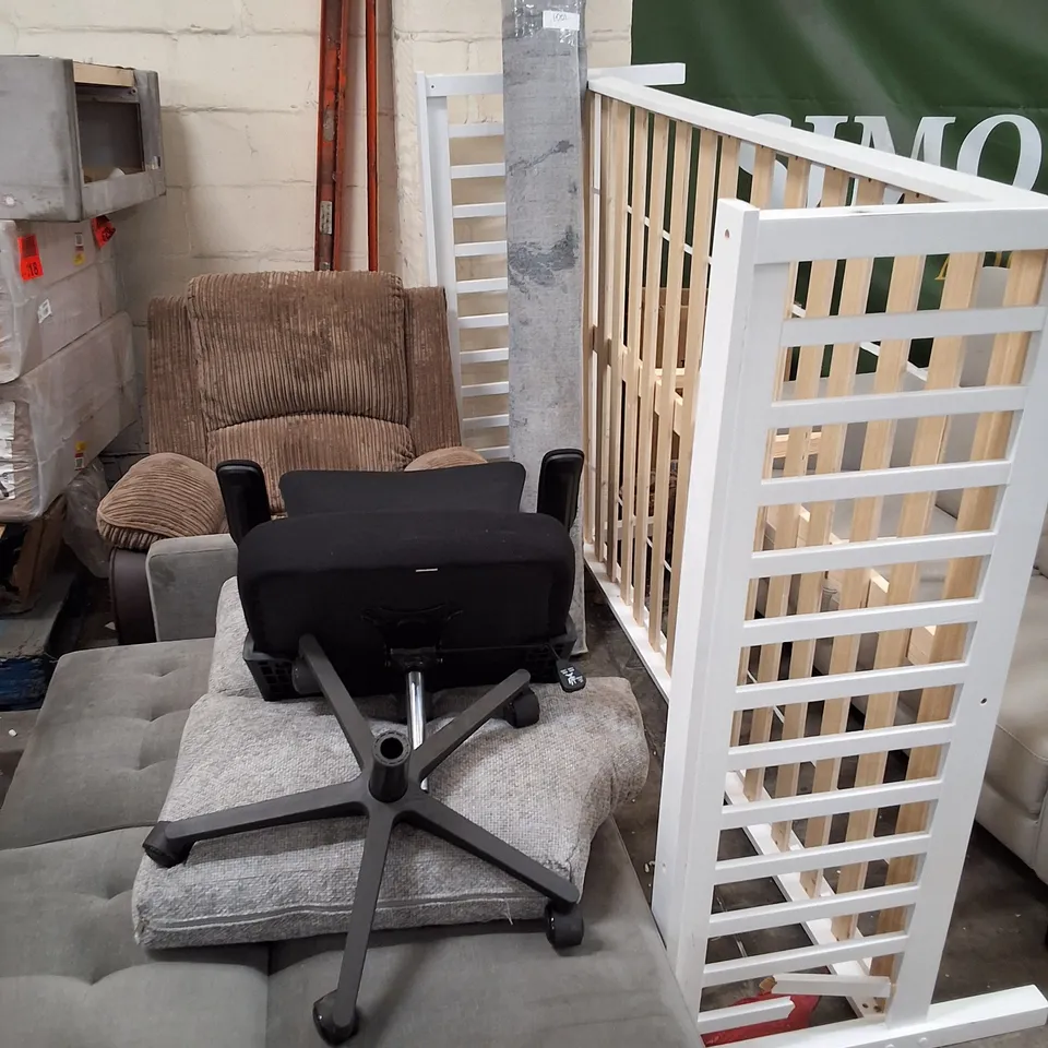 LOT OF 5 ASSORTED FURNITURE ITEMS TO INCLUDE WOODEN BEDFRAME, RECLINING SINGLE SEATER AND HOME LIVING FLOOR RUG