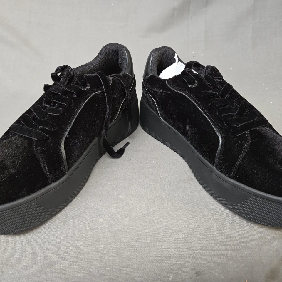 BOXED PAIR OF KURT GEIGER PLATFORM SNEAKERS IN BLACK VELVET EU SIZE 39