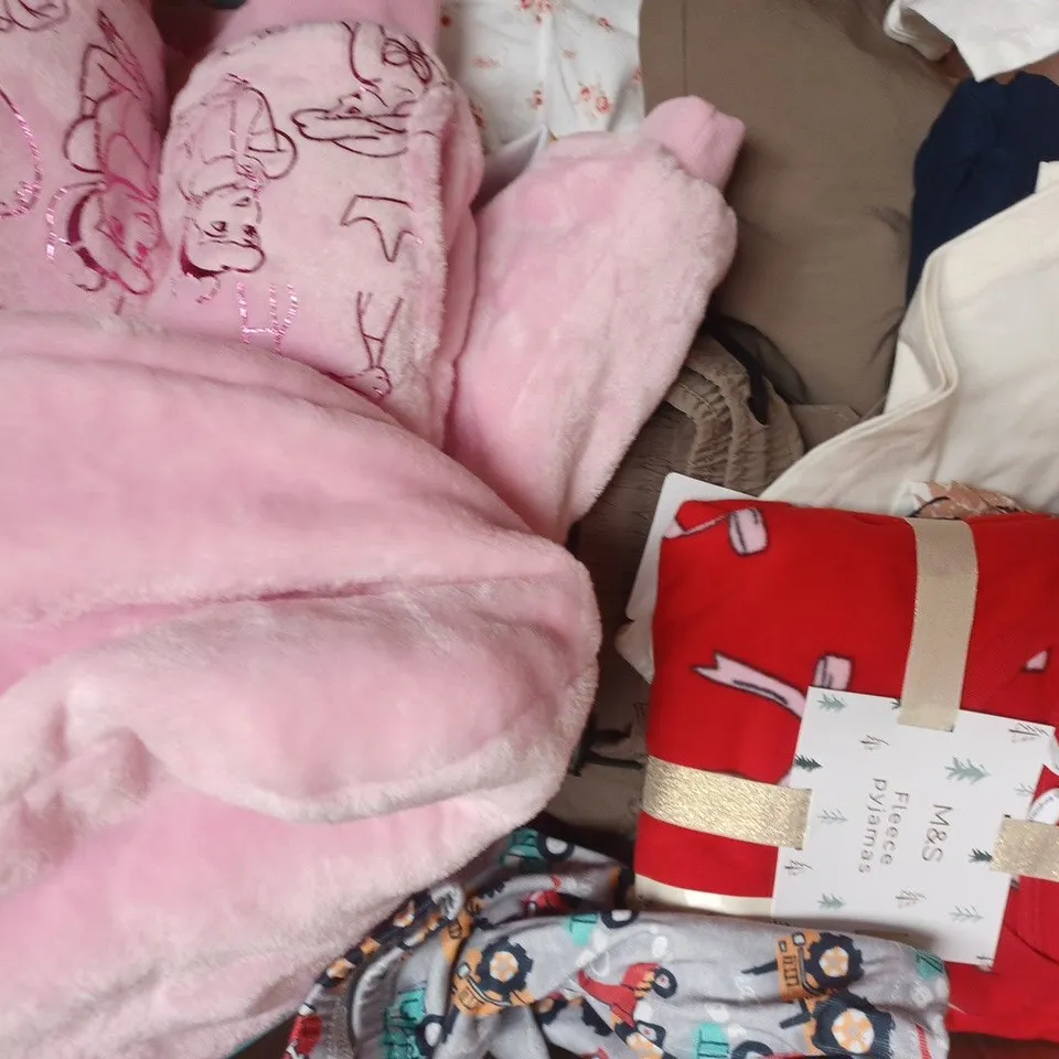 BOX OF APPROXIMATELY 20 ASSORTED KID'S CLOTHING AND FASHION ITEMS IN VARIOUS STYLES, SIZES, AND COLOURS, ETC - COLLECTION ONLY