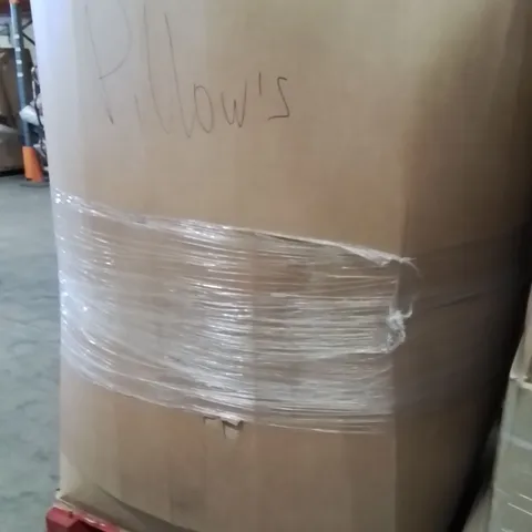 PALLET CONTAINING A LARGE QUANTITY OF PILLOWS