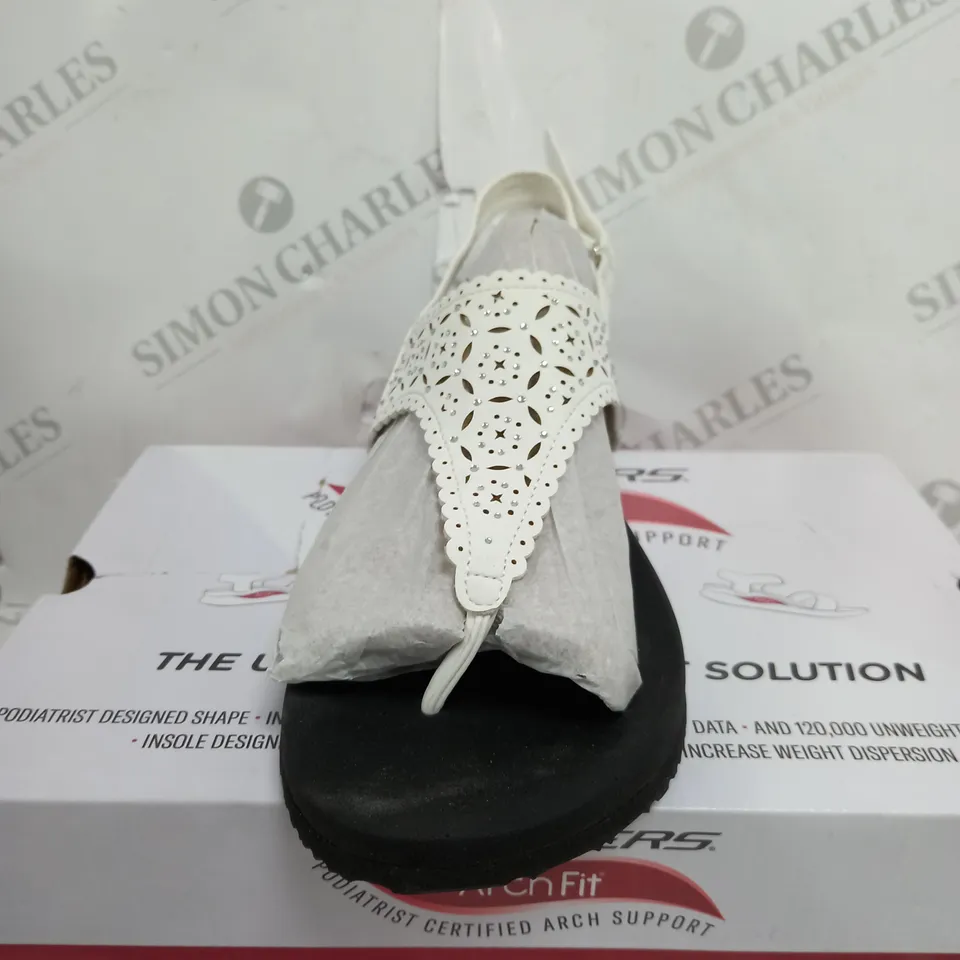 SKETCHERS ARCH FIT SANDAL IN WHITE - SIZE 7