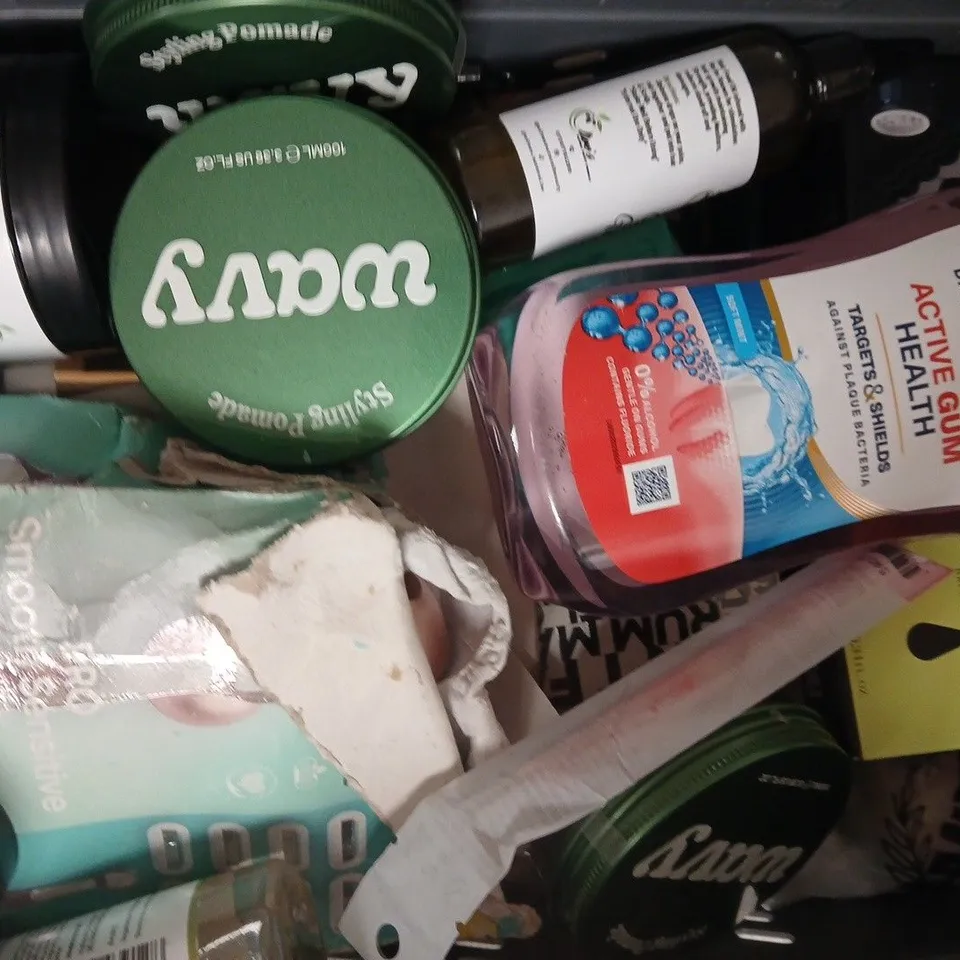 APPROXIMATELY 15 ASSORTED COSMETIC ITEMS INCLUDING VARIOUS MAKES AND BRANDS - COLLECTION ONLY
