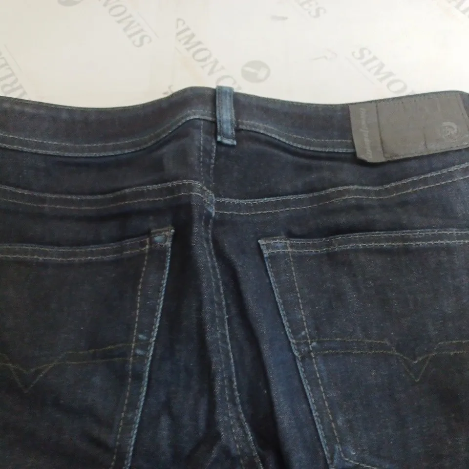DIESEL BUSTER REGULAR SLIM TAPERED JEANS - W31 L32